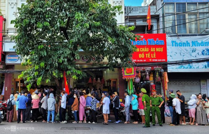 Xếp hàng từ 4h mua bánh trung thu
