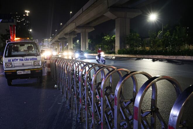 Ngày đầu dựng dải phân cách trên đường Nguyễn Trãi: Giao thông hỗn loạn, xe máy vẫn giữ thói quen đi vào làn ô tô - Ảnh 2. Ngày đầu dựng dải phân cách trên đường Nguyễn Trãi: Giao thông hỗn loạn, xe máy vẫn giữ thói quen đi vào làn ô tô - Ảnh 2.