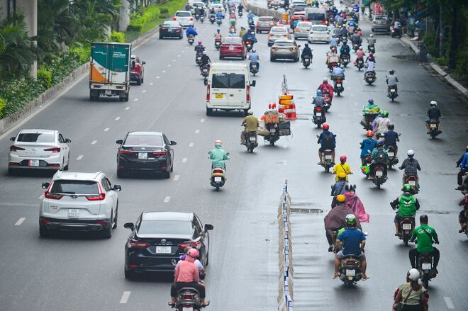 Ngày đầu dựng dải phân cách trên đường Nguyễn Trãi: Giao thông hỗn loạn, xe máy vẫn giữ thói quen đi vào làn ô tô - Ảnh 5. Ngày đầu dựng dải phân cách trên đường Nguyễn Trãi: Giao thông hỗn loạn, xe máy vẫn giữ thói quen đi vào làn ô tô - Ảnh 5.