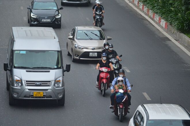 Ngày đầu dựng dải phân cách trên đường Nguyễn Trãi: Giao thông hỗn loạn, xe máy vẫn giữ thói quen đi vào làn ô tô - Ảnh 14. Ngày đầu dựng dải phân cách trên đường Nguyễn Trãi: Giao thông hỗn loạn, xe máy vẫn giữ thói quen đi vào làn ô tô - Ảnh 14.