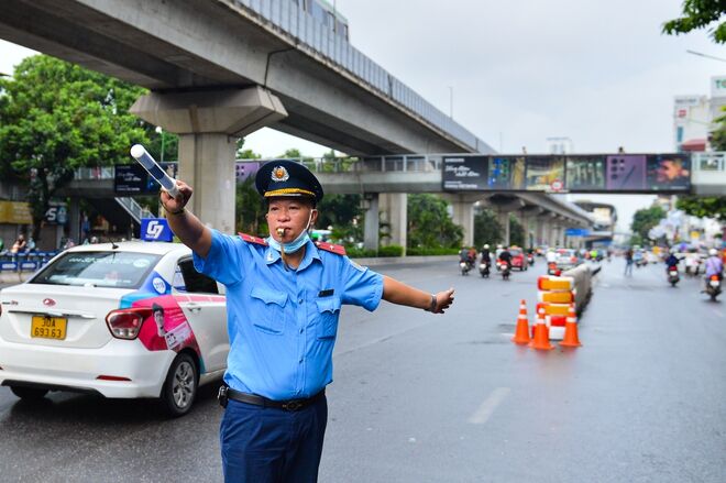 Ngày đầu dựng dải phân cách trên đường Nguyễn Trãi: Giao thông hỗn loạn, xe máy vẫn giữ thói quen đi vào làn ô tô - Ảnh 6. Ngày đầu dựng dải phân cách trên đường Nguyễn Trãi: Giao thông hỗn loạn, xe máy vẫn giữ thói quen đi vào làn ô tô - Ảnh 6.