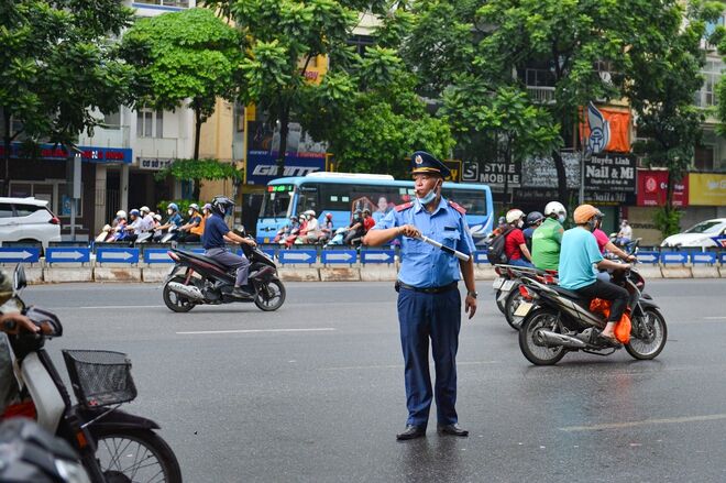 Ngày đầu dựng dải phân cách trên đường Nguyễn Trãi: Giao thông hỗn loạn, xe máy vẫn giữ thói quen đi vào làn ô tô - Ảnh 9. Ngày đầu dựng dải phân cách trên đường Nguyễn Trãi: Giao thông hỗn loạn, xe máy vẫn giữ thói quen đi vào làn ô tô - Ảnh 9.