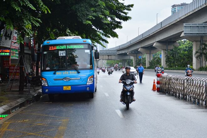 Ngày đầu dựng dải phân cách trên đường Nguyễn Trãi: Giao thông hỗn loạn, xe máy vẫn giữ thói quen đi vào làn ô tô - Ảnh 13. Ngày đầu dựng dải phân cách trên đường Nguyễn Trãi: Giao thông hỗn loạn, xe máy vẫn giữ thói quen đi vào làn ô tô - Ảnh 13.