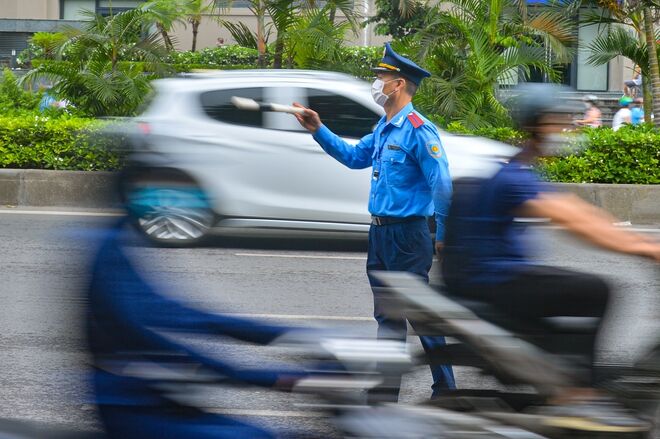 Ngày đầu dựng dải phân cách trên đường Nguyễn Trãi: Giao thông hỗn loạn, xe máy vẫn giữ thói quen đi vào làn ô tô - Ảnh 12.