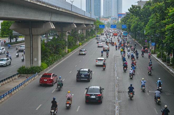Ngày đầu dựng dải phân cách trên đường Nguyễn Trãi: Giao thông hỗn loạn, xe máy vẫn giữ thói quen đi vào làn ô tô - Ảnh 4. Ngày đầu dựng dải phân cách trên đường Nguyễn Trãi: Giao thông hỗn loạn, xe máy vẫn giữ thói quen đi vào làn ô tô - Ảnh 4.