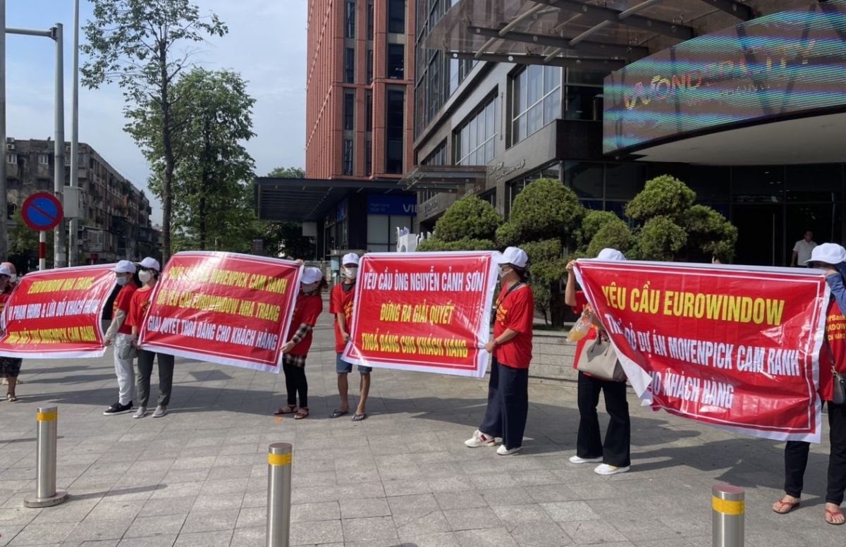 Khách hàng mua Dự án EuroWindow Nha Trang căng băng rôn đòi “sổ đỏ”
