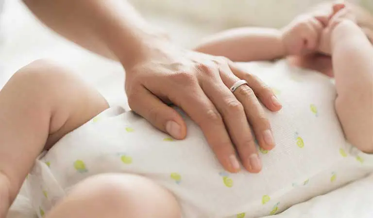 cach-massage-bung-cho-tre-so-sinh-bi-tao-bon2-1697167710484742207770.jpg