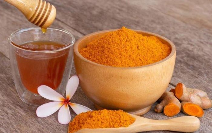 uống tinh bột nghệ với mật ong