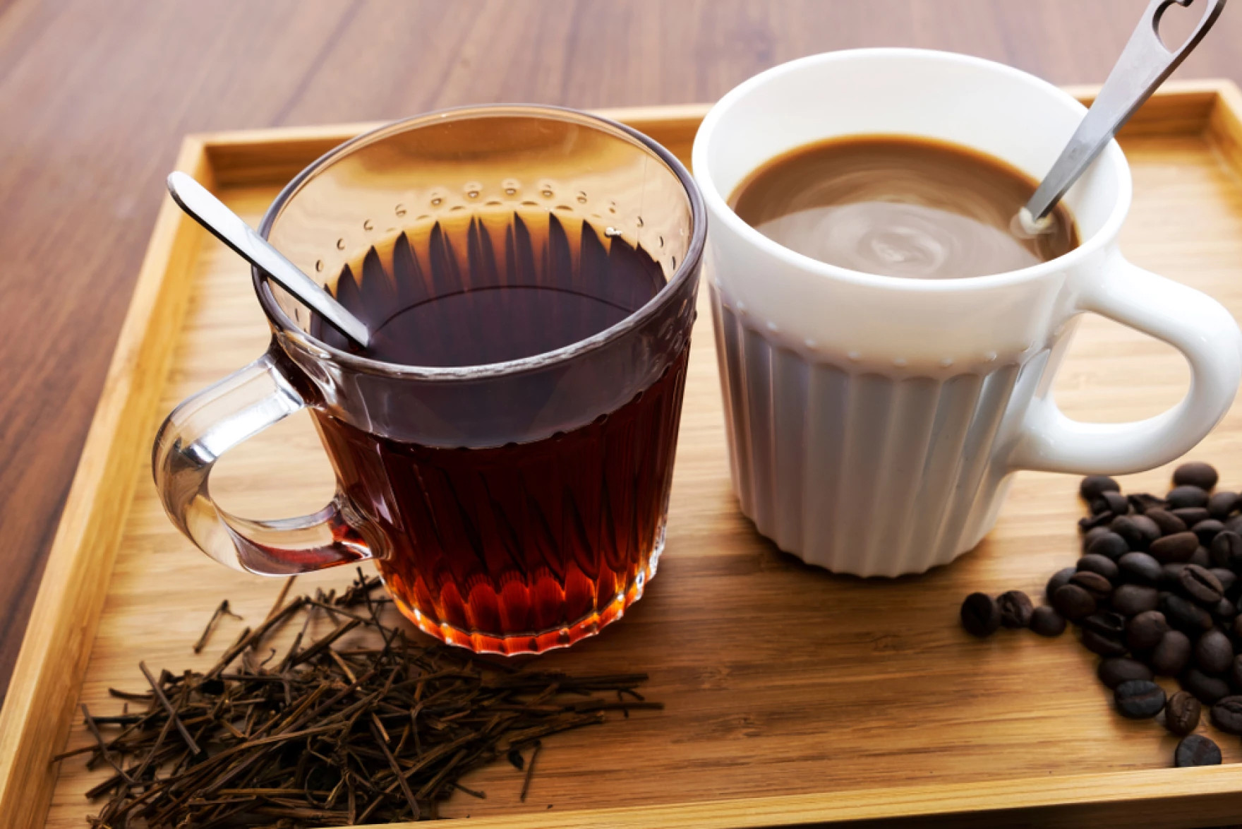 So sánh tác dụng của trà và cà phê, tác hại khi uống nhiều