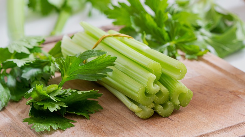 Loại nước chỉ cần 1 cây rau mà hạ mỡ máu rất tốt, giảm huyết áp, ngừa ung thư, luôn sẵn ở chợ Việt