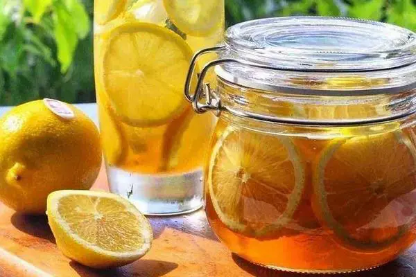 Ngủ dậy uống 1 cốc nước chanh giúp làm sạch hệ tiêu hóa, chống đột quỵ