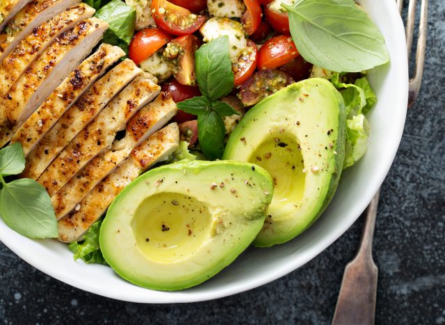 avocado-lunch-chicken-caprese-pesto-bowl-1702949995195734019278.jpg