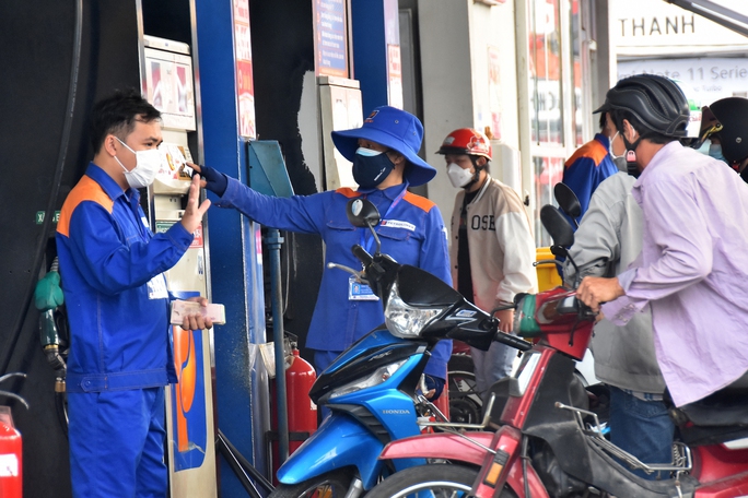 Giá xăng tăng mạnh