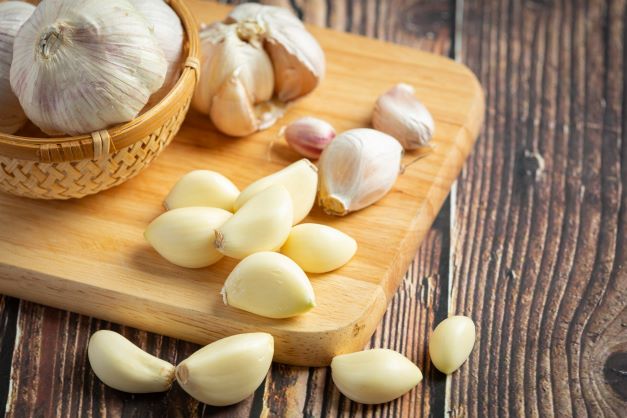 Củ tỏi giúp thúc đẩy quá trình sản xuất collagen nên bổ sung thường xuyên