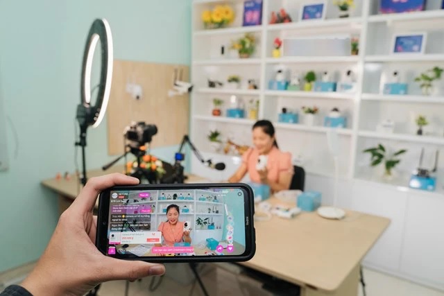 Livestream bán hàng dẫn dắt xu hướng mua sắm