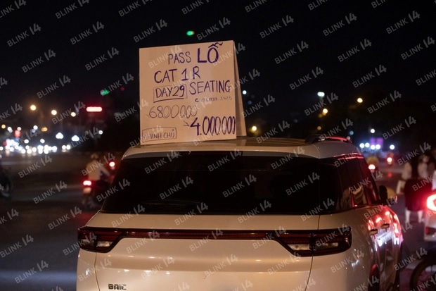 Hàng trăm người "ôm vé" show BLACKPINK vây kín SVĐ Mỹ Đình để "bán tống bán tháo"