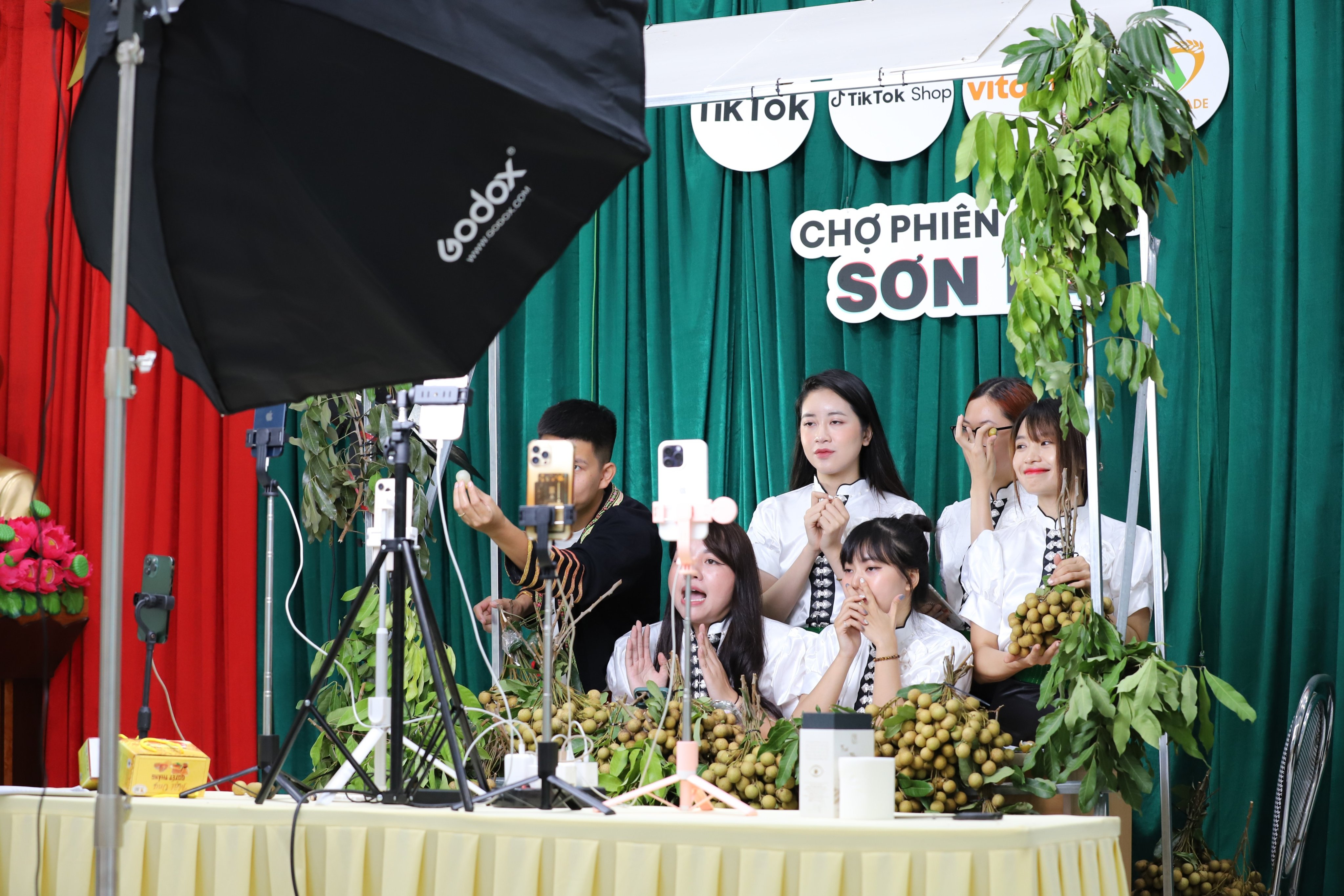 Hơn 5 tấn nhãn Sông Mã cùng 2.350 đơn hàng nông sản được bán trong 4 giờ livestream