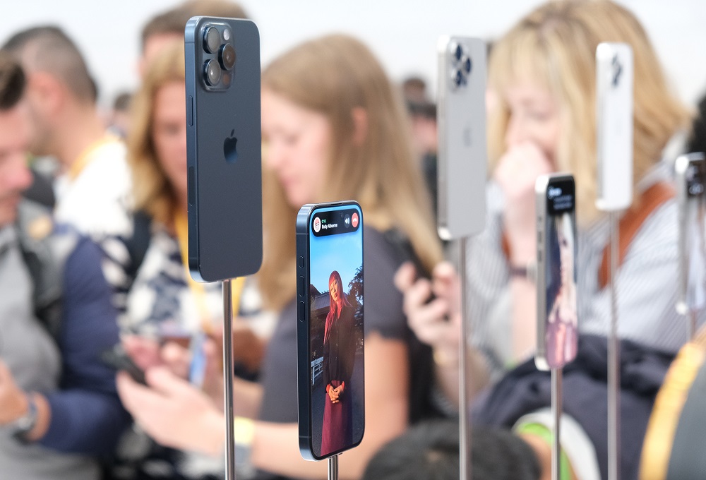 Cận cảnh bộ đôi iPhone 15 Pro và 15 Pro Max vỏ titanium