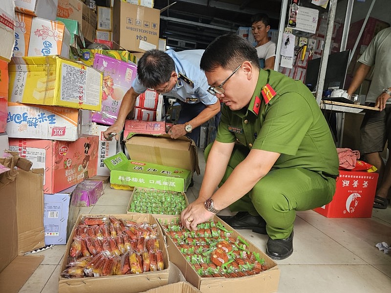 Hà Nội: Tạm giữ hơn 4.000 sản phẩm thực phẩm nghi nhập lậu