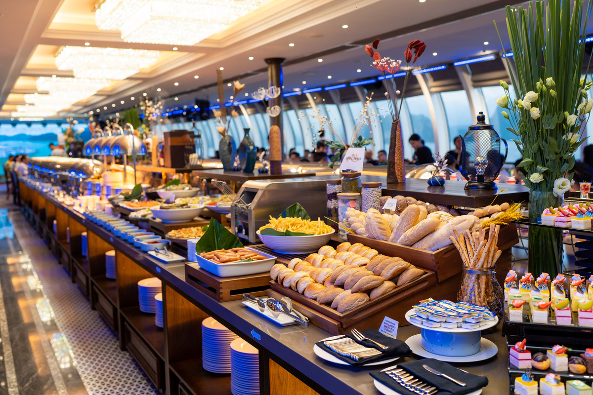 1352-tiec-buffet-da-dang-voi-hon-100-mon-tren-du-thuyen-nha-hang-paradise-delight-2_64f6a9d31d376.jpg
