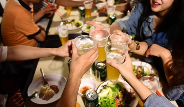 Cuối năm ăn tiệc nhiều, cần uống 3 thứ nước để ngăn tích mỡ, giảm đầy hơi, khó tiêu