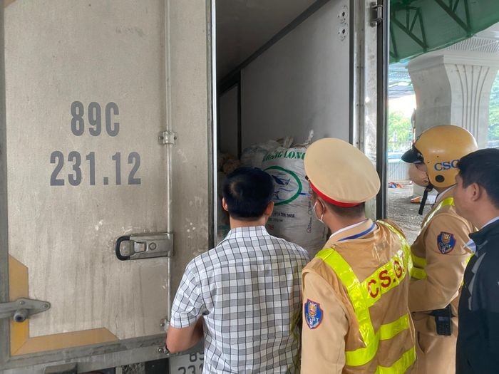 Thu Giữ Xe Chở Mỡ Lợn Bốc Mùi, Hôi Thối Tại Hà Nội