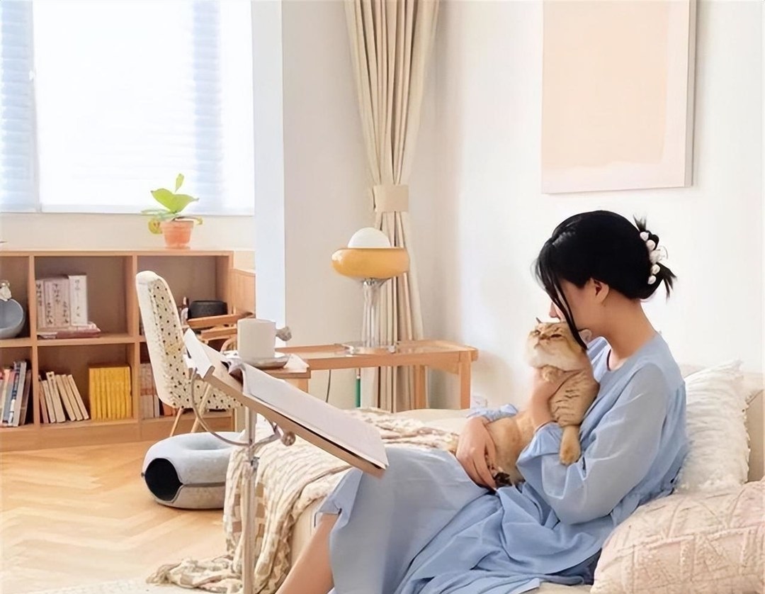 Cô gái tiết kiệm tiền 10 năm để mua bằng được căn nhà tồi tàn 48m