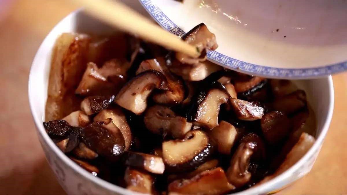 loai-rau-la-khang-sinh-tu-nhien-nam-huong-xao-sot-nam-1728395421845617322583-1728397742817-17283977428901537960482.jpg