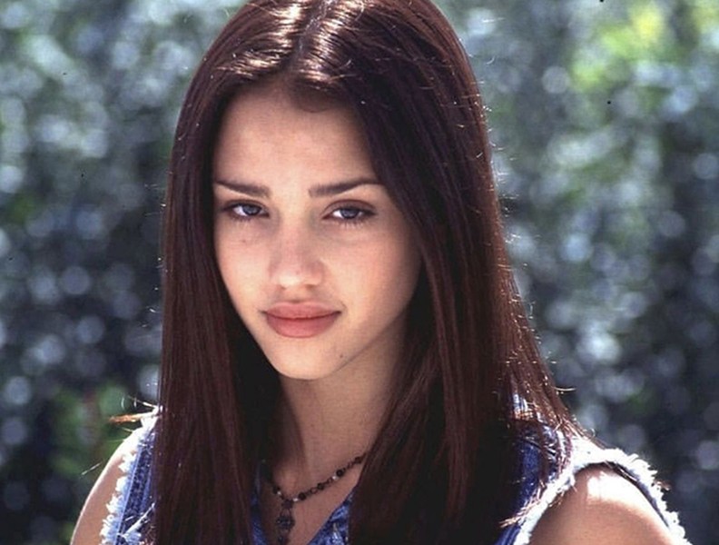 Jessica Alba sở hữu phong cách thời trang sành điệu, có tính ứng dụng cao ở tuổi 43.