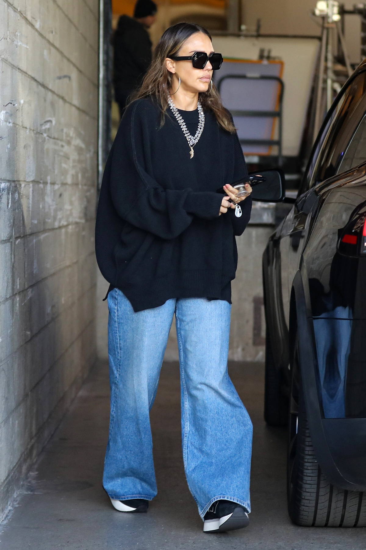 jessica-alba-dons-an-oversized-sweater-and-baggy-jeans-while-visiting-milk-studios-in-west-hollywood-california-3010232-17294024385591180889319.jpg