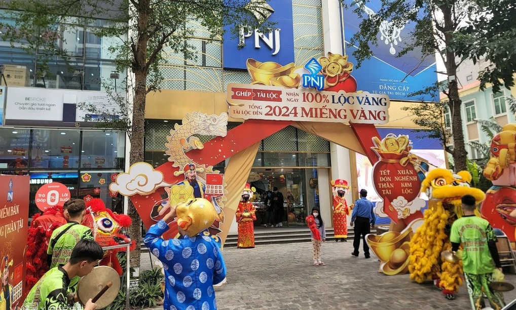 Nhiều người đi mua vàng trước ngày vía Thần Tài