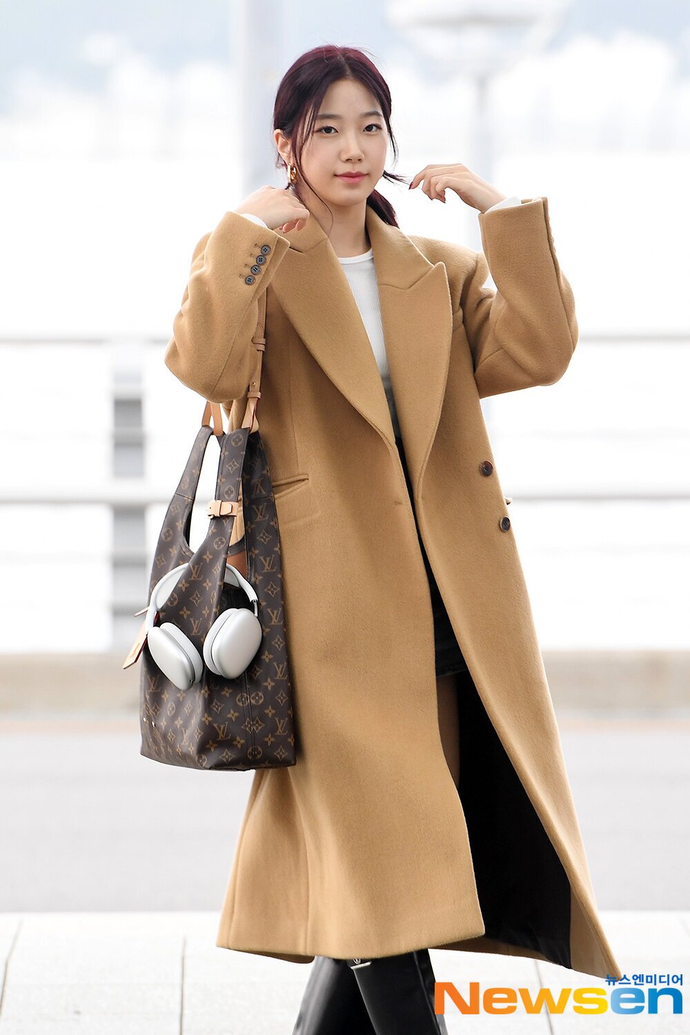 231026-le-sserafim-kazuha-at-incheon-international-airport-documents-2-17082340347471331171870.jpeg