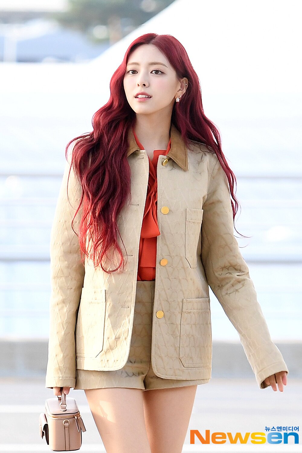 231111-itzy-yuna-at-incheon-international-airport-documents-1-1708234092578758133907.jpeg