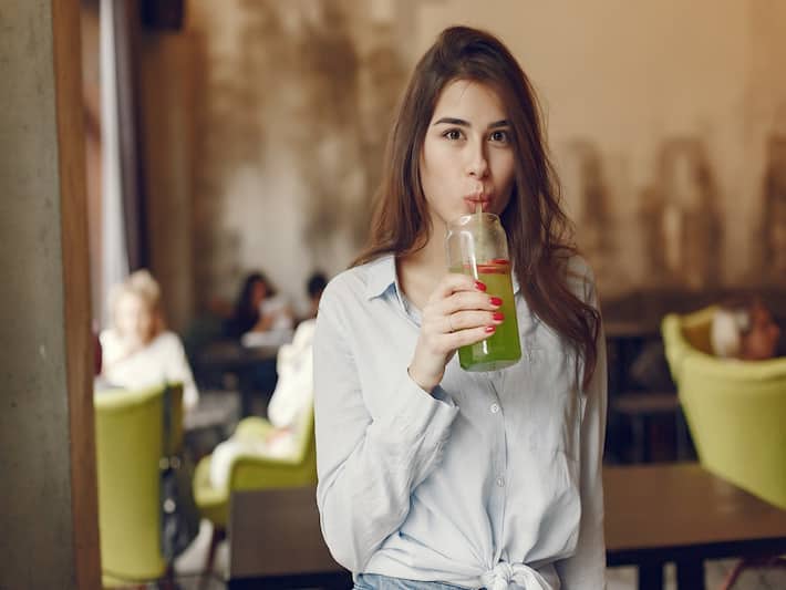 Lý do khiến nước ép cần tây là siêu thực phẩm chăm sóc da