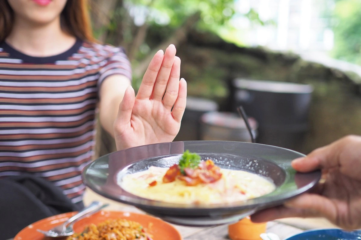 Nếu có những thói quen này khi ăn uống, bạn nên từ bỏ sớm để bảo vệ sức khoẻ.