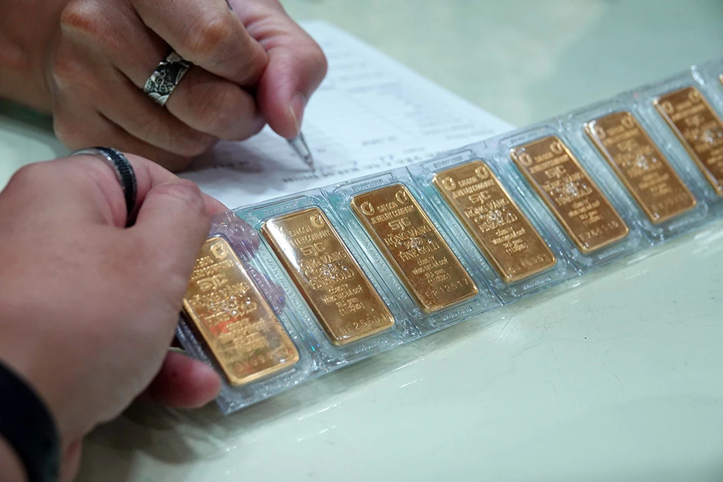 Giá vàng 'tranh thủ' tăng trước giờ G