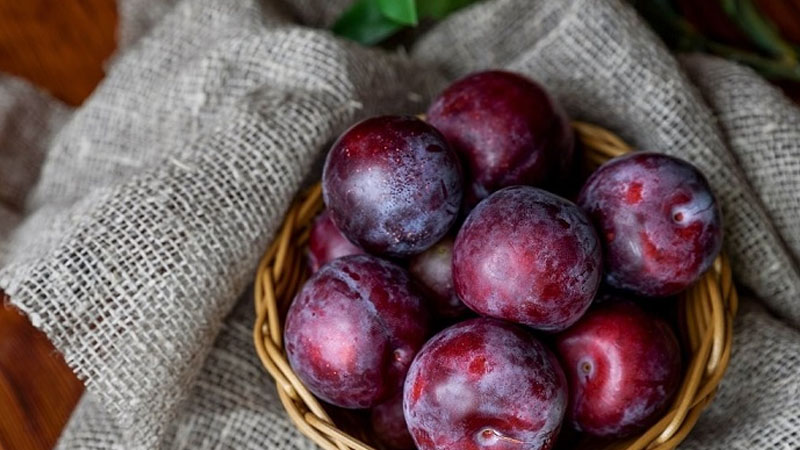 Ăn mận thường xuyên có thể bảo vệ tim mạch. Chúng làm giảm huyết áp và cholesterol, là những yếu tố chính gây bệnh tim.