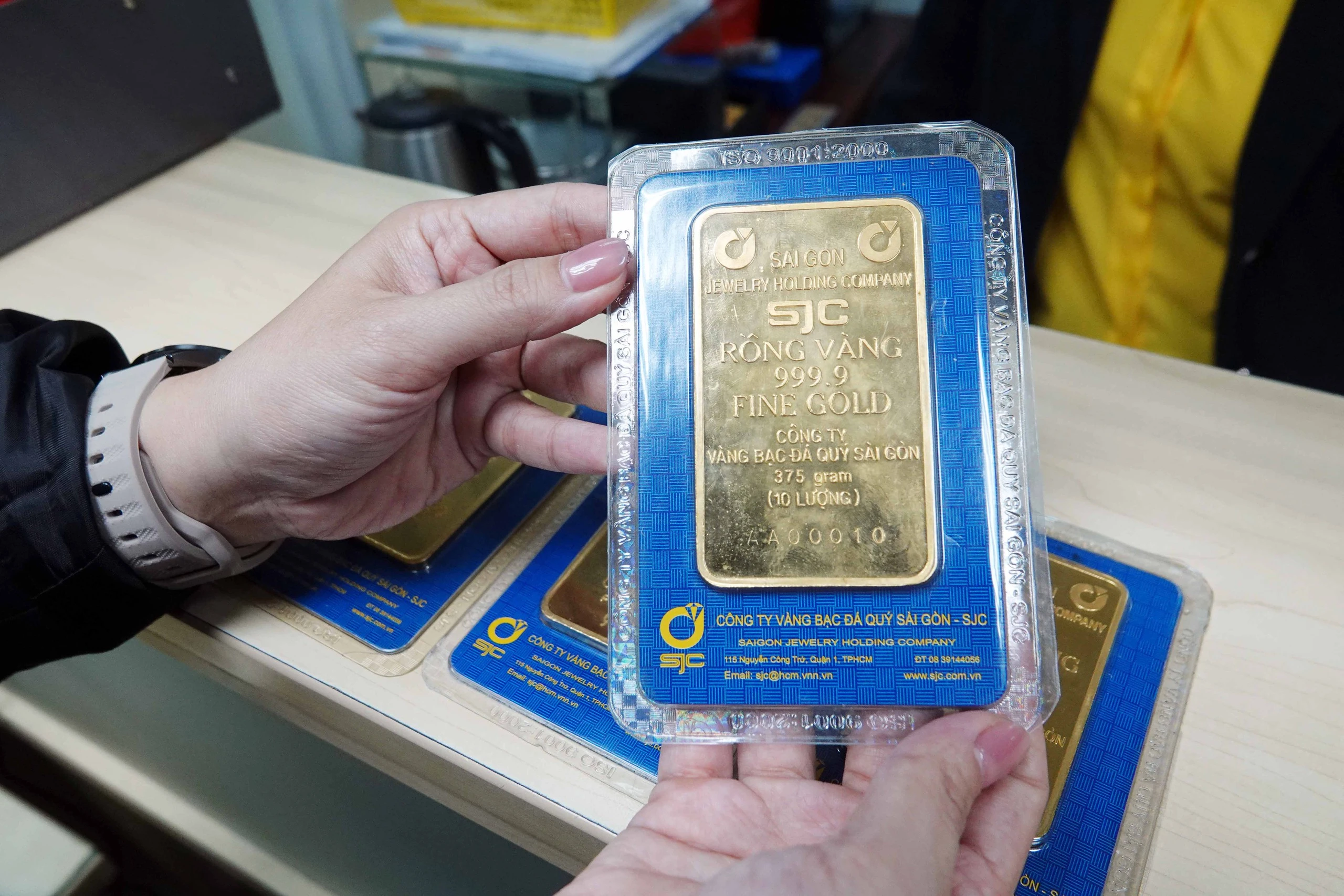 Vàng SJC giảm mạnh trong lúc ngóng tin Nghị định 24