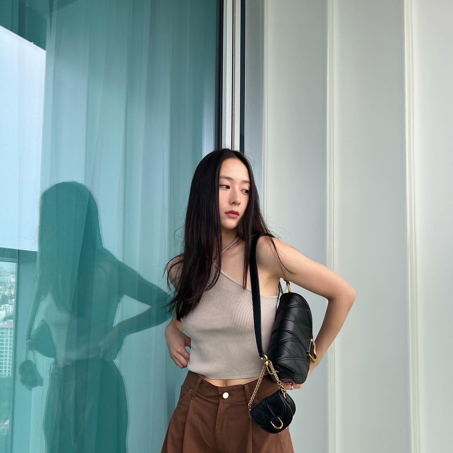 Muốn chinh phục xuất sắc phong cách tối giản, các nàng hãy học ngay Krystal