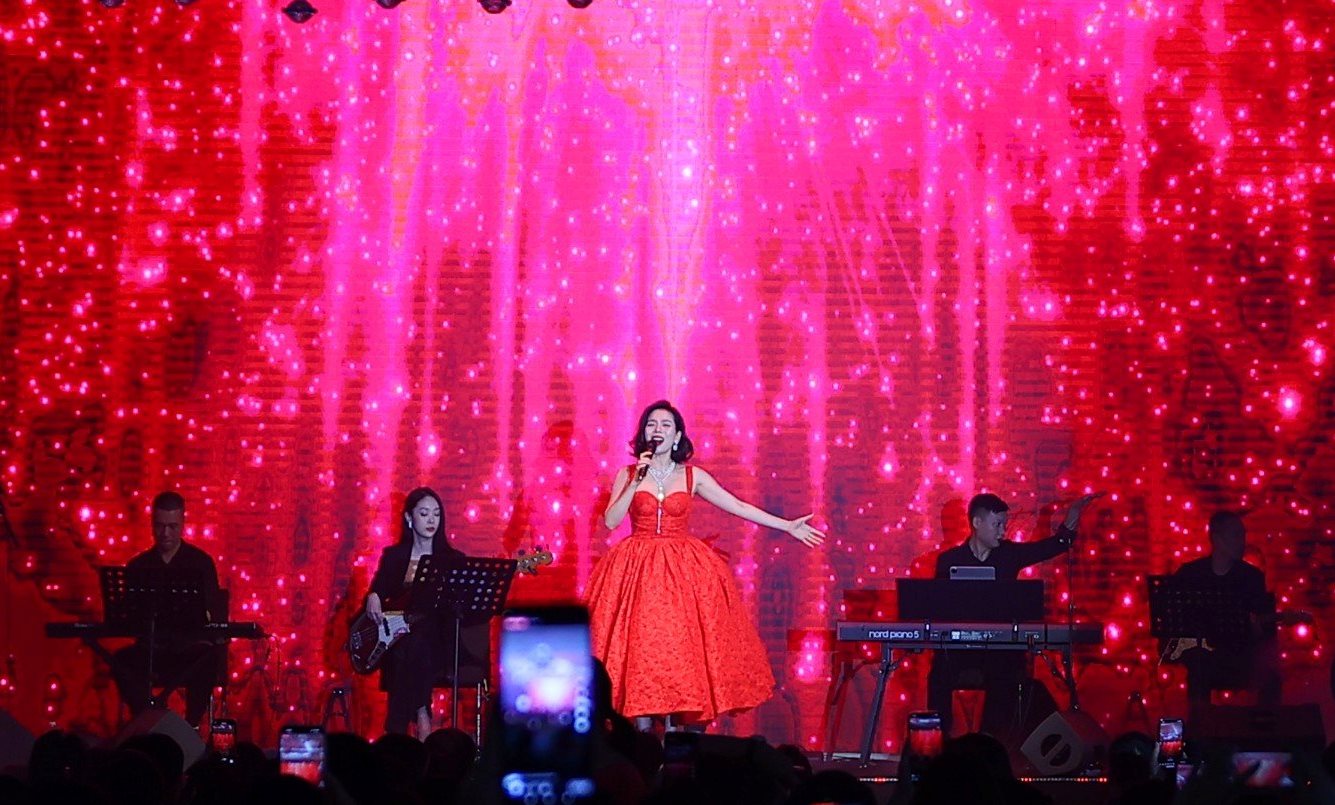 Lệ Quyên hát mở màn chuỗi concert L'Amour show tại Hôtel de l'Amour Tam Đảo