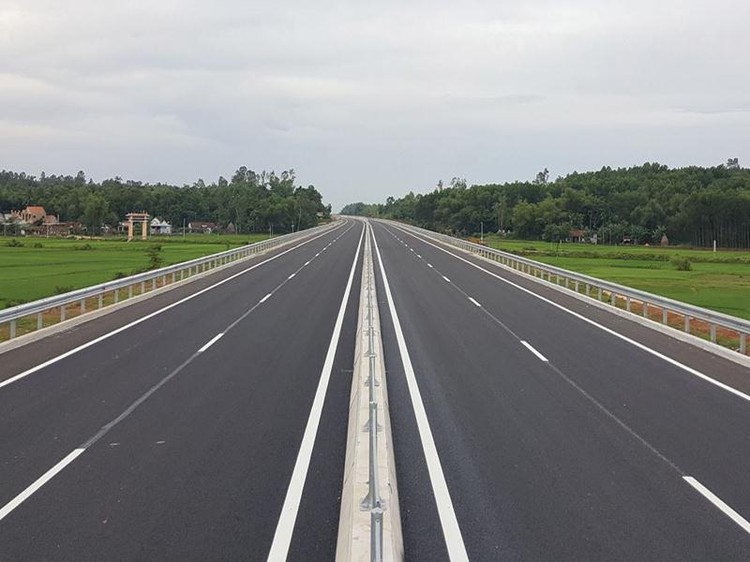 Từ ngày 1/10/2024, đường cao tốc phải có tối thiểu 4 làn xe chạy