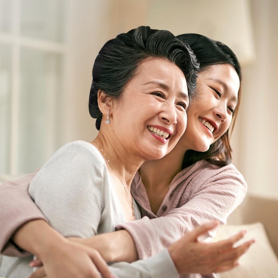 Những cử chỉ, lời nói yêu thương mẹ của những đứa trẻ cứ dần ít đi theo thời gian. Ảnh: PNJ
