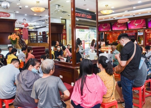 Giá vàng giảm mạnh, nhiều nhà đầu tư ""vội vàng"" bán chốt lời