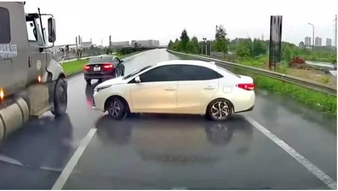 Tài xế bị xử phạt 17 triệu đồng vì đi ngược chiều trên cao tốc Hà Nội - Bắc Giang