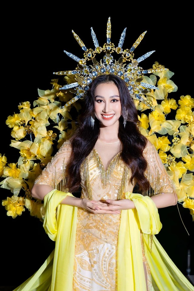 Hoa khôi Đoàn Hồng Trang rạng rỡ trong thiết kế của Tommy Nguyễn NVCC