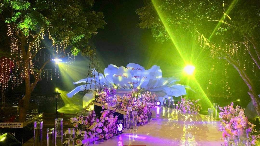 Tiết lộ hậu trường các đám cưới xa hoa của giới siêu giàu Việt