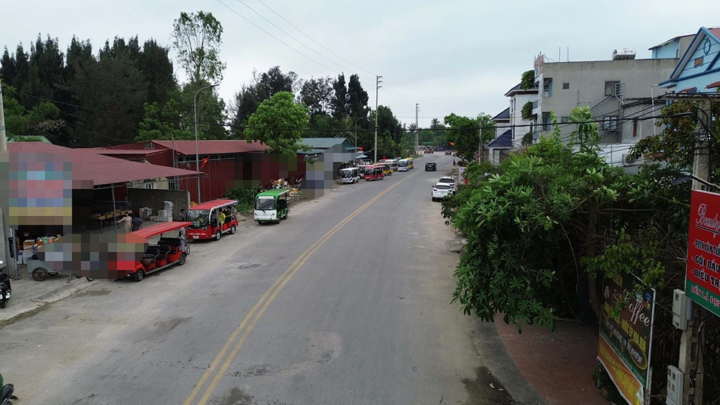 2-xe-dien-tap-trung-tai-khu-vuc-co-nhieu-cua-hang-ban-hai-san-o-kdl-bien-hai-tien-1719062790771301897093.jpg