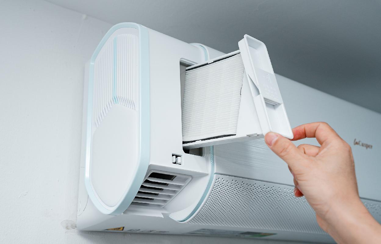 Khí tươi ở bên ngoài được thổi qua màng lọc HEPA để lọc sạch bụi. Ảnh: Hưng Vũ