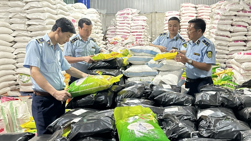 Lực lượng quản lý thị trường tỉnh Bắc Ninh phối hợp cơ quan chức năng triệt xóa cơ sở sản xuất gạo ST25 giả mạo nhãn hàng hóa 'Gạo Ông Cua'. Điều đáng nói, loại 