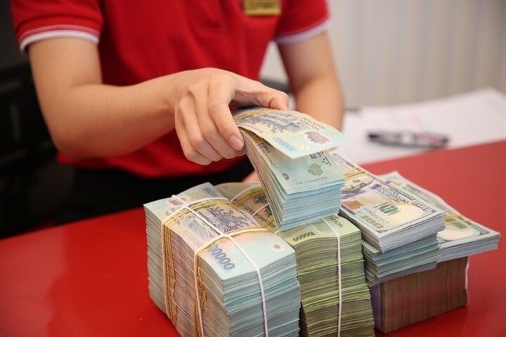 Gửi tiền vào sổ tiết kiệm hay tài khoản an toàn và lãi nhiều hơn?